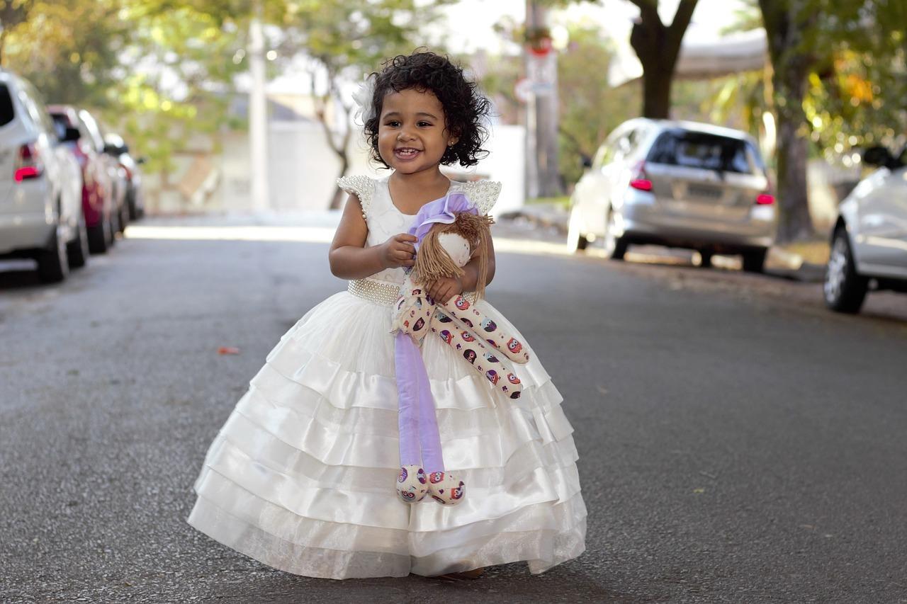 Quels sont les critères pour choisir une robe pour sa petite fille ?