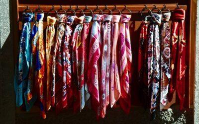 3 façons de porter votre foulard en soie en été
