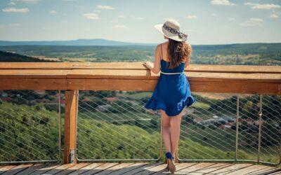 Comment porter une robe bleue tout en étant élégante ?