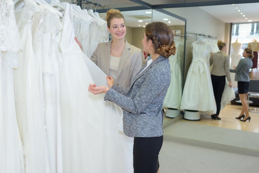 Robe de mariée : qui peut vous aider dans le choix ?