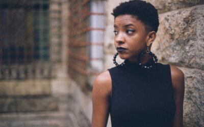 Les boucles d’oreilles pendantes : un bijou incontournable pour la femme